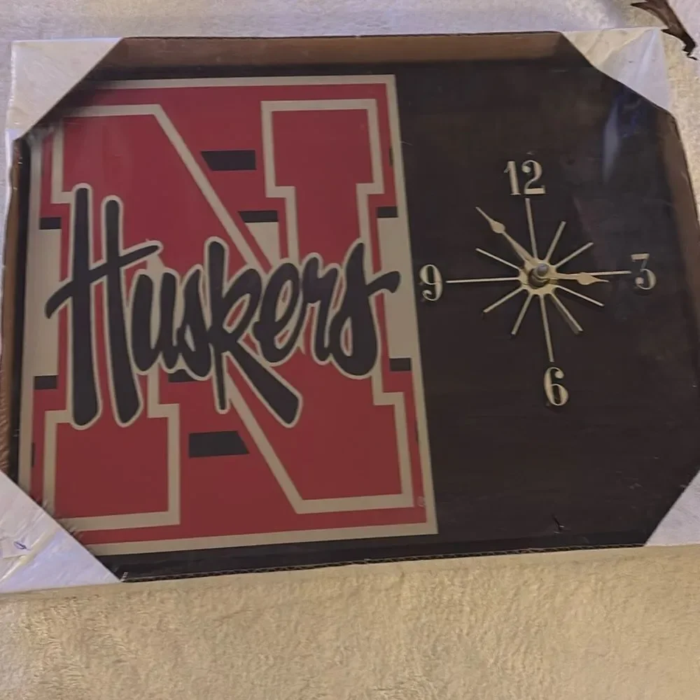Nebraska Cornhusker's Wood Plaque Clock 12”X‎ 15” MCM Bar man cave NWT Vintage